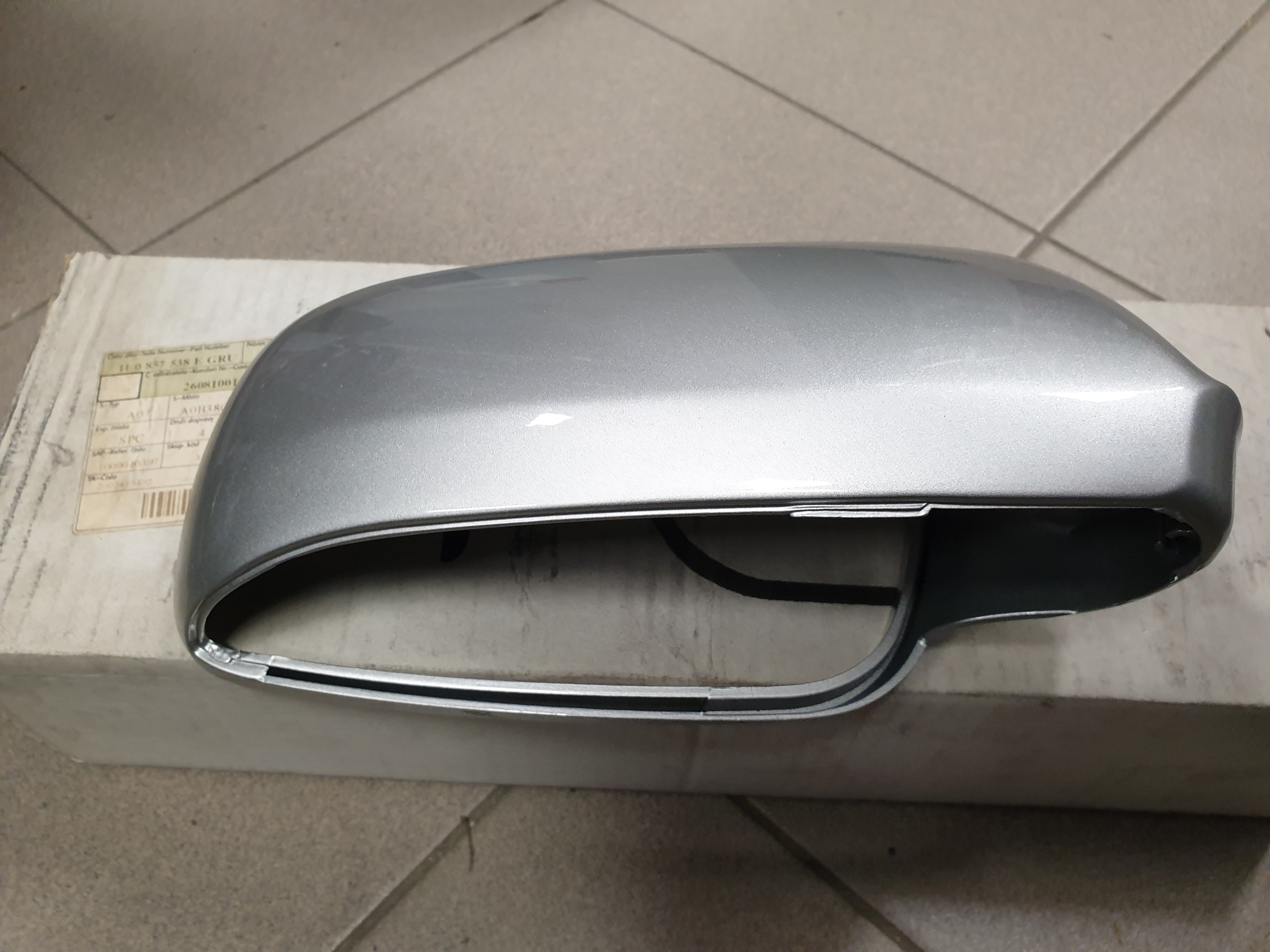 1U0857538E KRYT ZRCATKA PRAVY SILVER  C.FARBY-9102