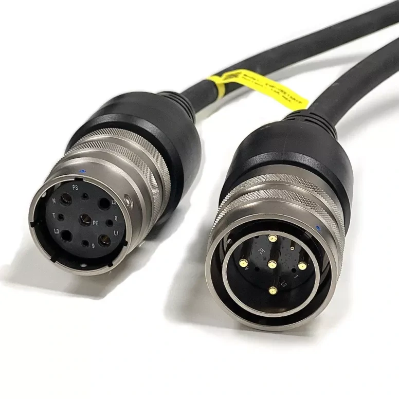 Kompaktná mobilná nabíjačka pre elektrické vozidlá s vymeniteľnými zástrčkami